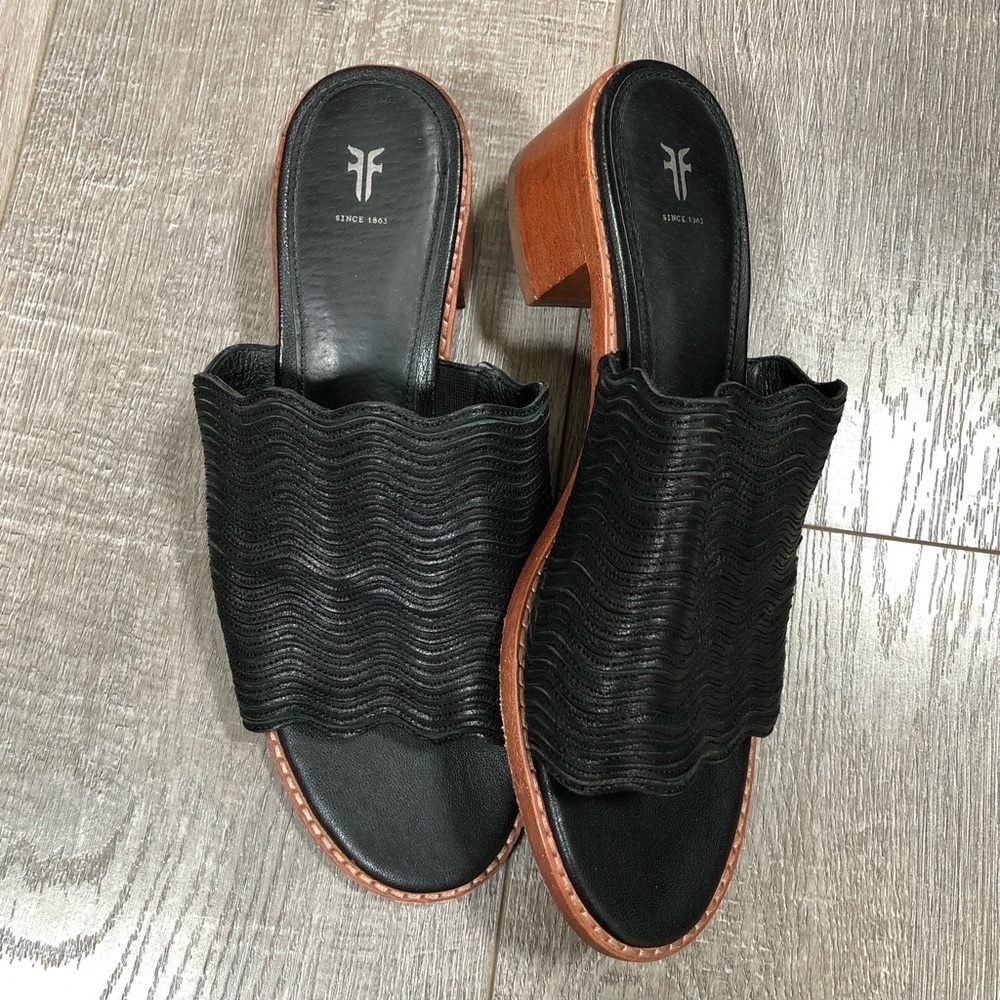 FRYE Cindy Wave Mule Clogs Size 6.5 Low Block Heel Black